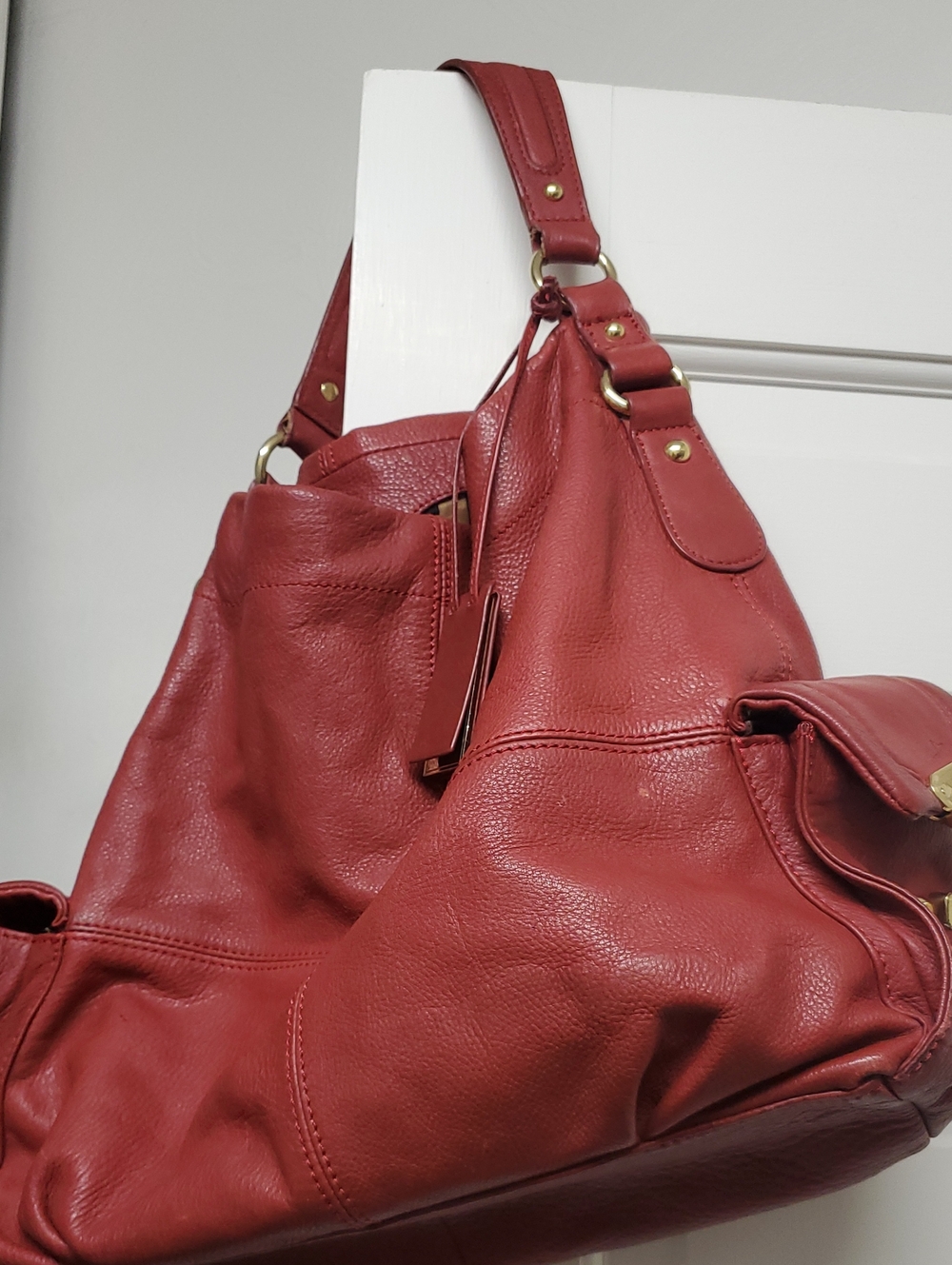 LA VICTOIRE Leather Shoulder Bag - Red
